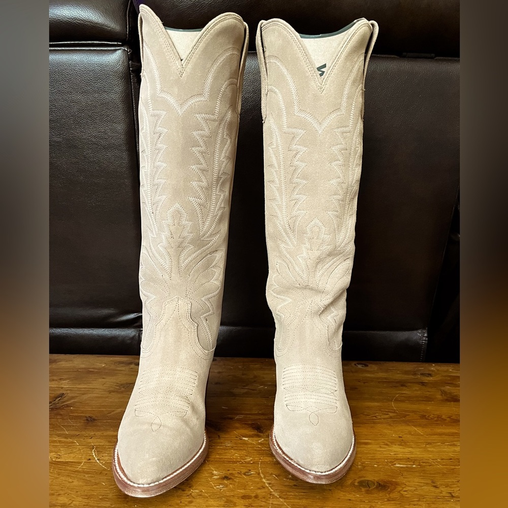 BRAND NEW TECOVAS THE ABBY IN DRIFTWOOD SUEDE. Worn once. Size 8. Fits like 7.5.